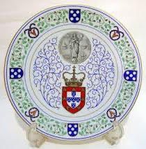 2 Pratos armoriados, em  porcelana portuguesa