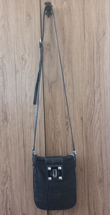 GUESS mała torebka listonoszka czarna pleciona przeplatana monogram