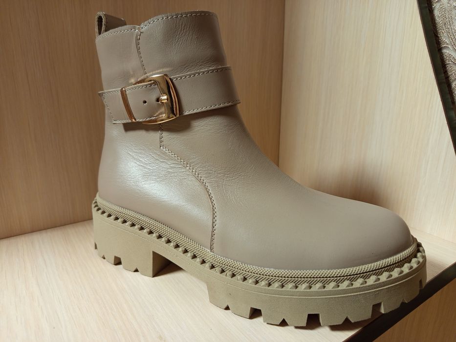 Жіночі шкіряні черевики бежевого кольору на байці  39 розміру