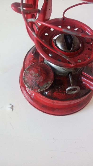 Lampa naftowa czerwona