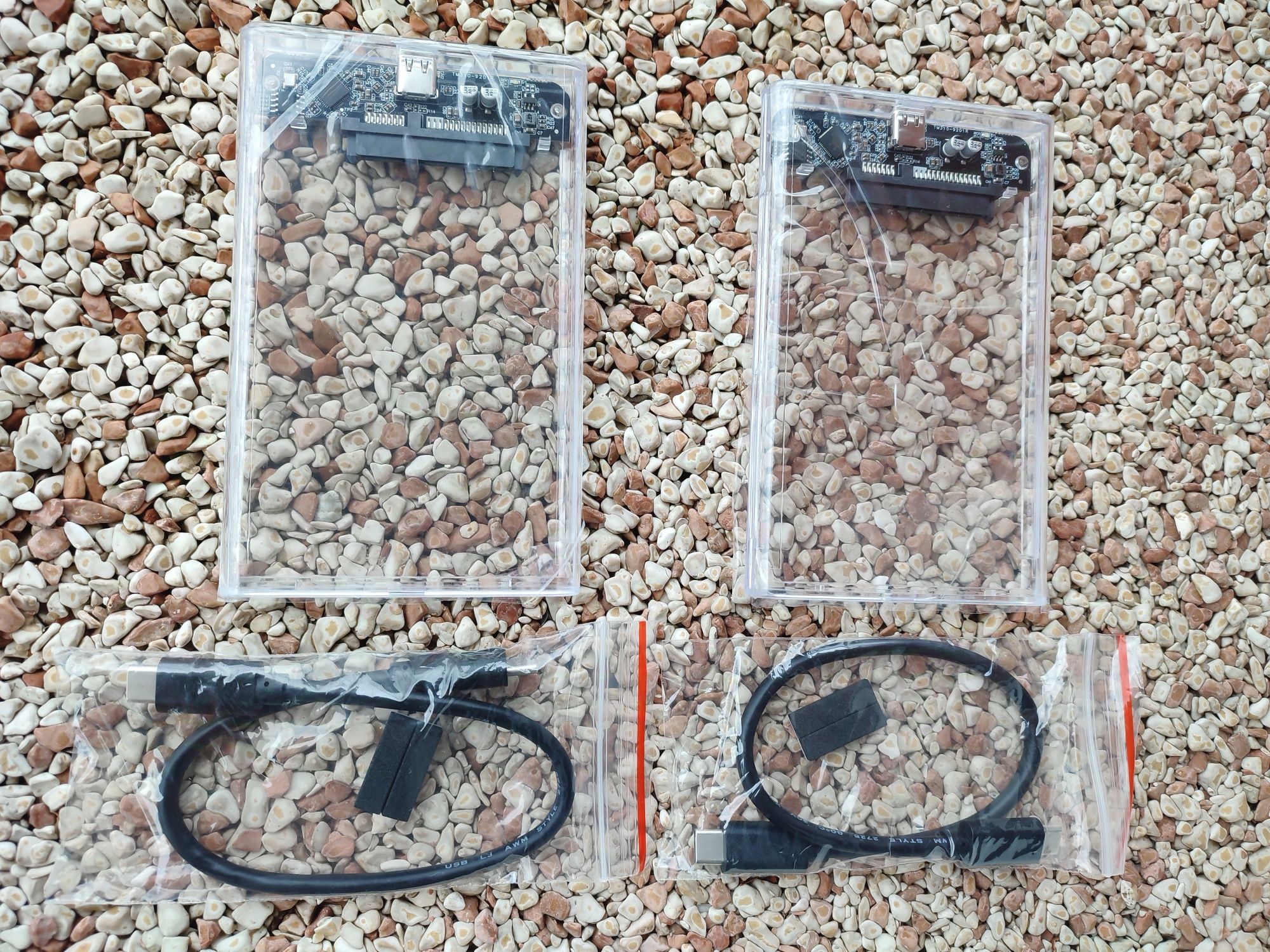 Dwie sztuki obudów na dyski 2,5'' SSD, HDD. Złącze USB-C. Nowe.