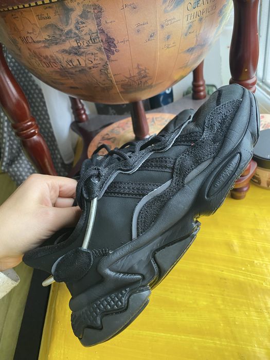 Продам кросівки Adidas Ozweego