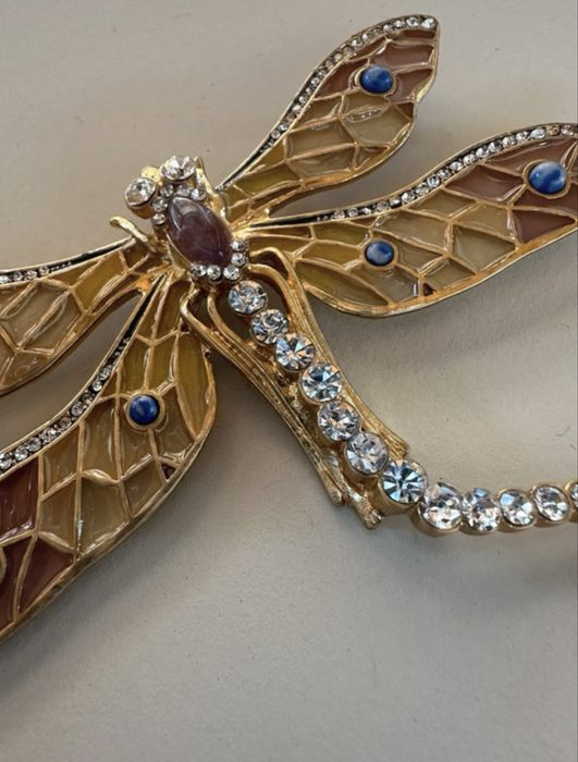 Alfinete Libelula dourado com pedras