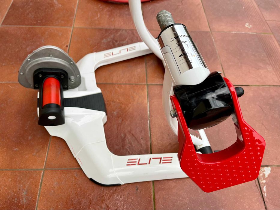 Trenażer rowerowy ELITE Qubo Fluid