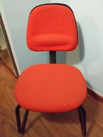 Cadeira para secretaria em ferro almofadada