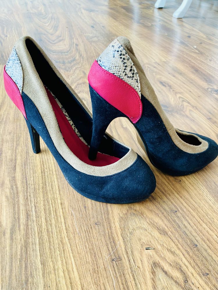 Piekne buty na obcasie wyraziste i wygodne