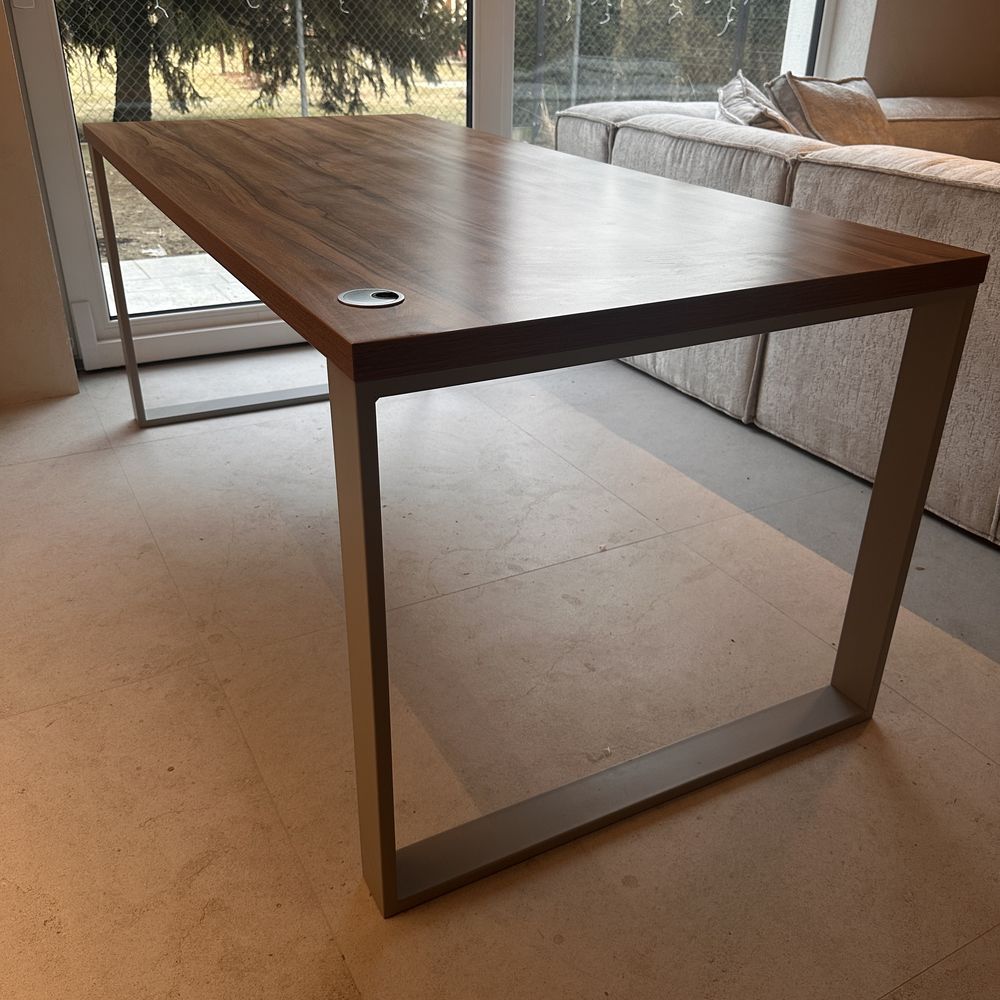 Stół z litego drewna i metalowymi nogami – nowoczesny design