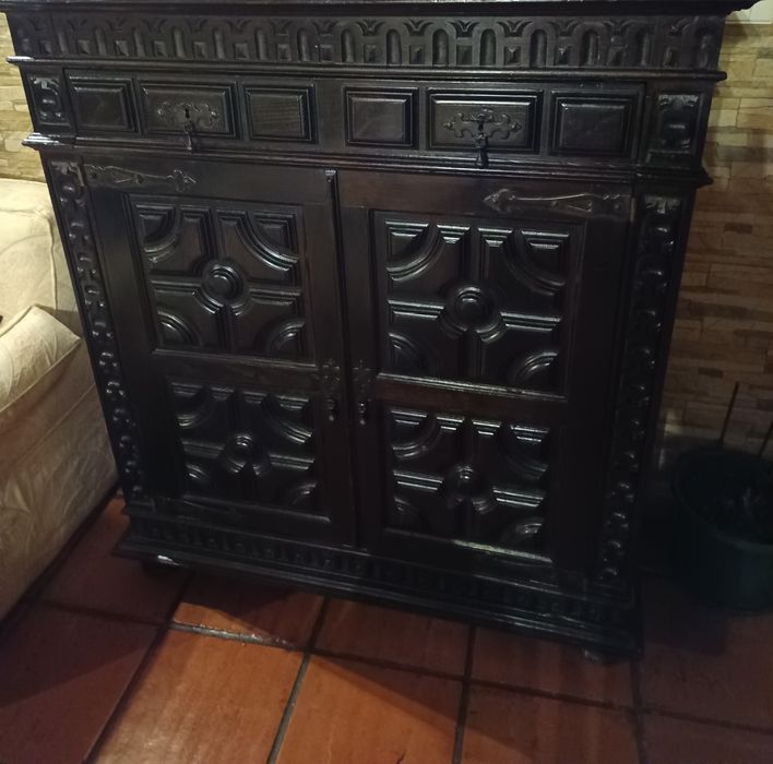 Móvel cama em mogno e jogo de três sofás