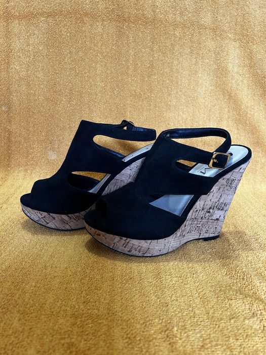 Sandálias pretas de cunha em cortiça. Como novas.