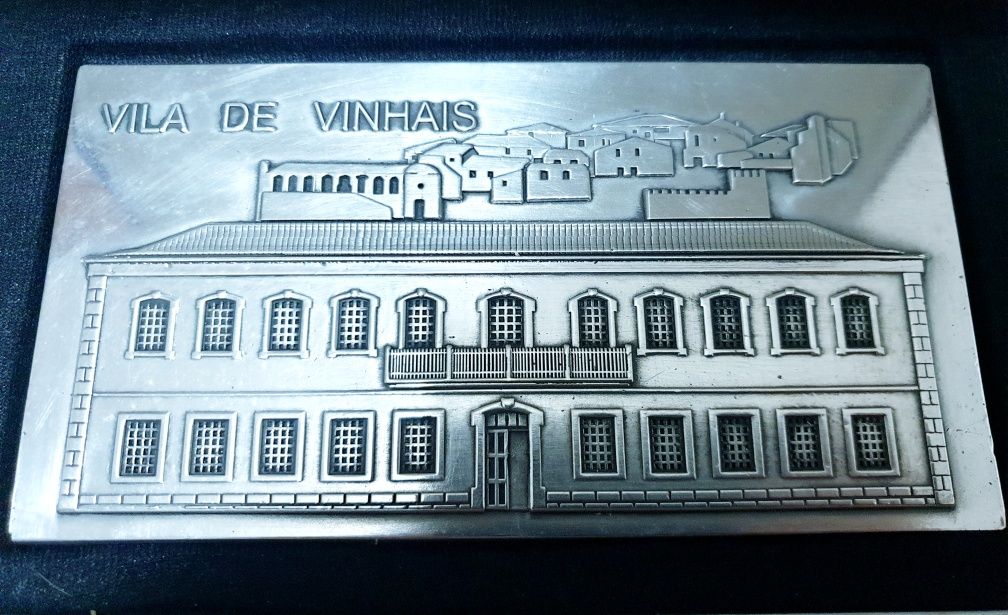 Placas em estanho 95%: Adega Cooperativa de Valpaços e Vila Vinhais