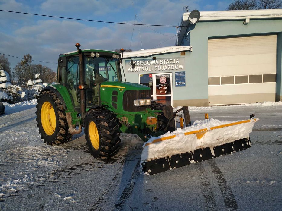 Odśnieżanie śniegu dróg parkingów firm sklepów