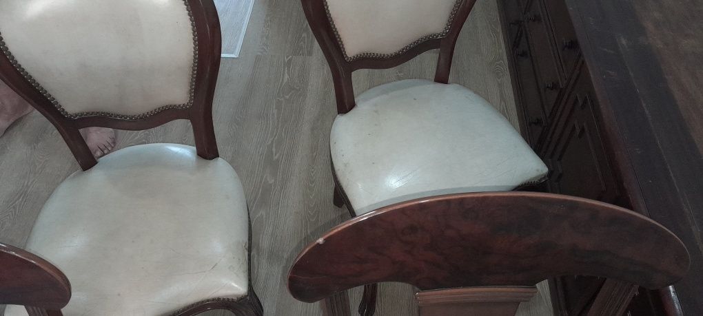 Mesa oval 180×220estemciva mais  4 cadeiras