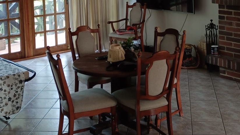 Komplet 6 krzeseł w stylu ludwikowskim i okrągły stół