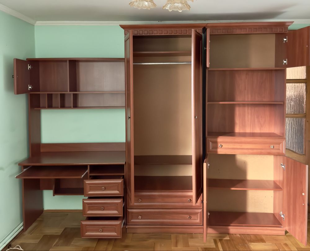 Комплект меблів: письмовий стіл, книжкова шафа та шафа для одягу