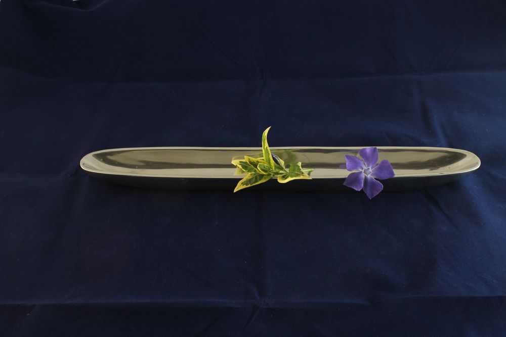 Salva, pratinho, em forma de canoa, em alumínio polido