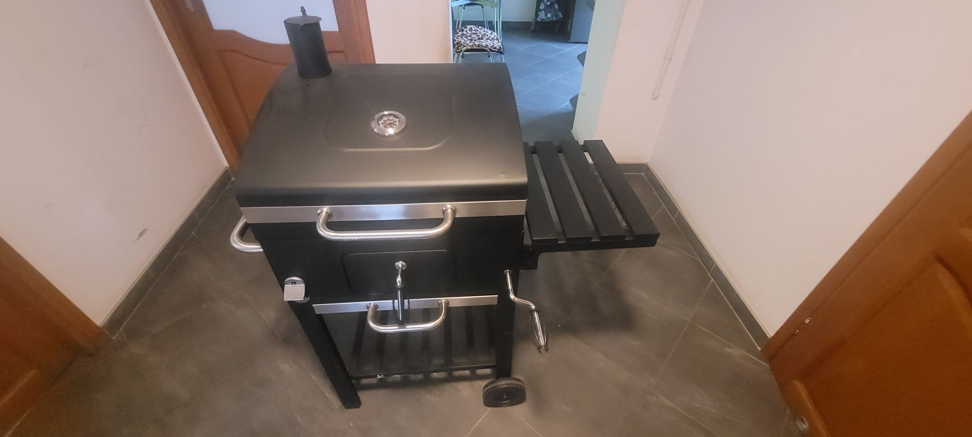 Grill węglowy z rusztem żeliwnym