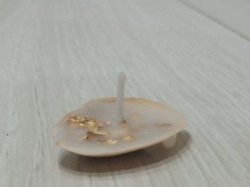 Świeczka w muszelce z złotem