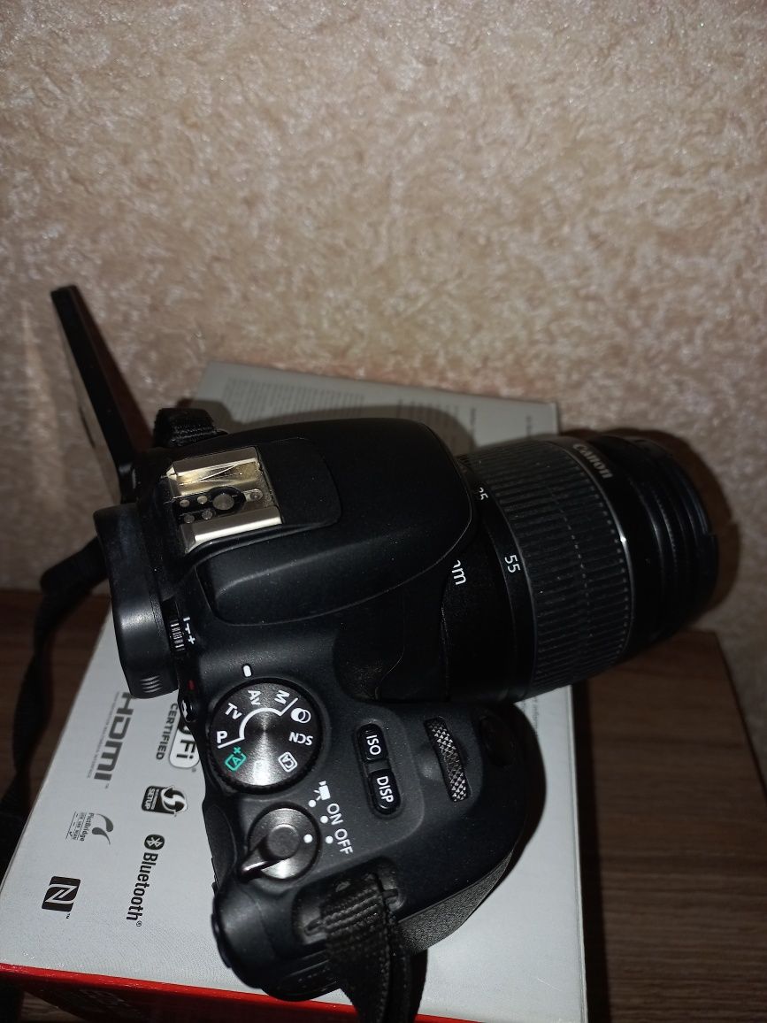 Дзеркальний фотоапарат Canon EOS 200D