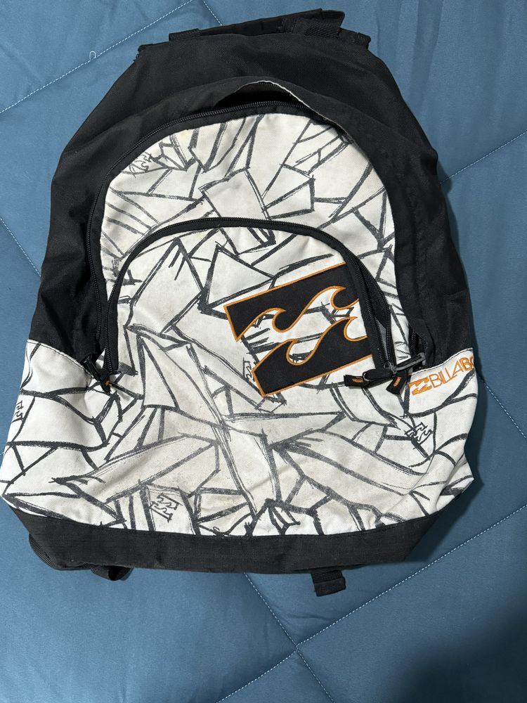 Mochila billabong branca e preto