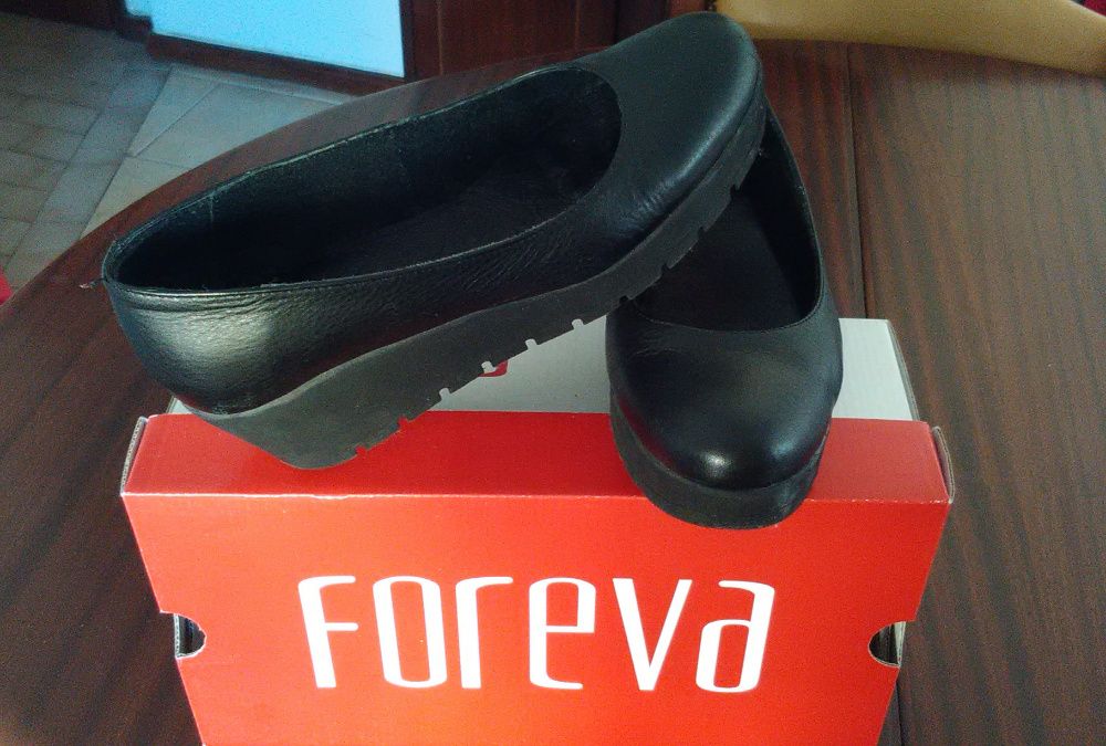 Sapatos em pele. Marca Foreva