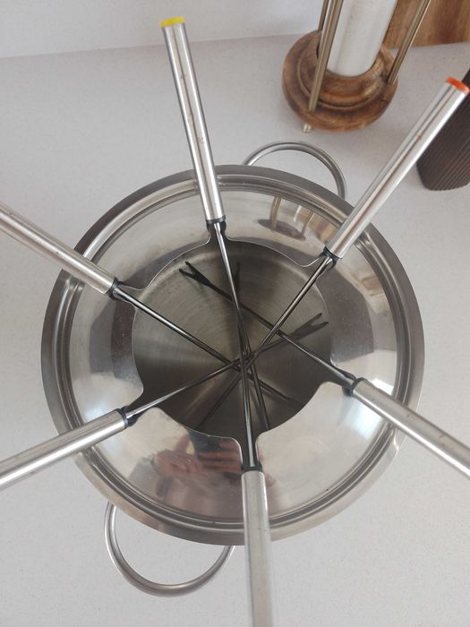 Fondue com utensílios