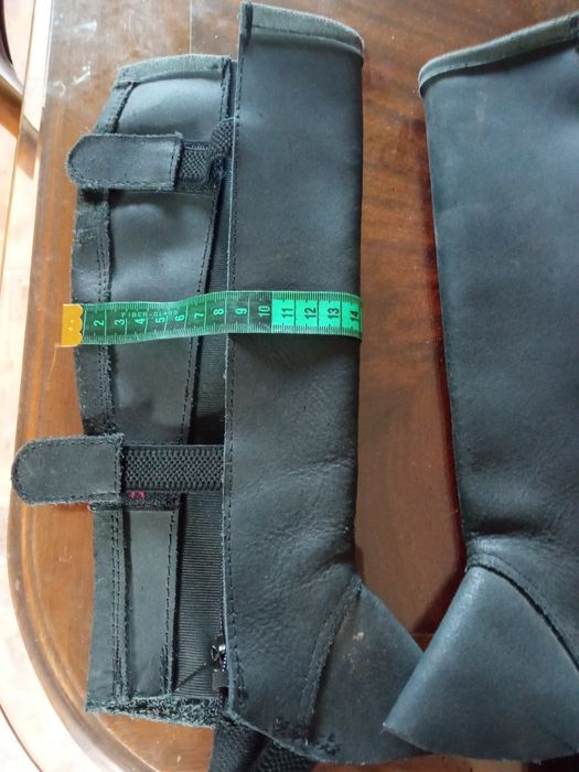 Czapsy skórzane dla dziecka