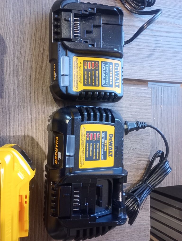 Dewalt DCB  зарядний пристрій 6ам та 4 ам акумулятори зарядка
