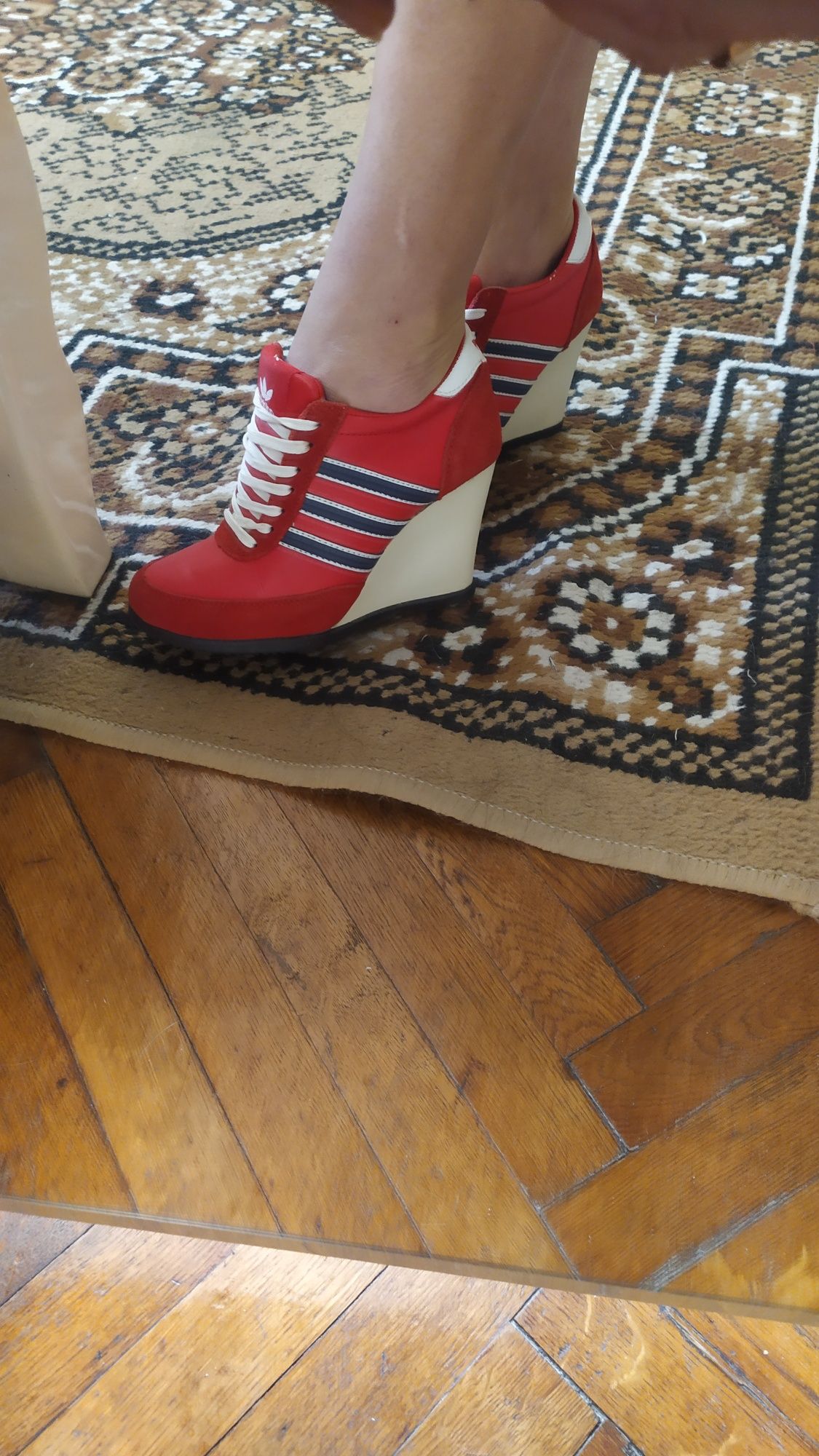Кросівки Adidas червоні на танкетці