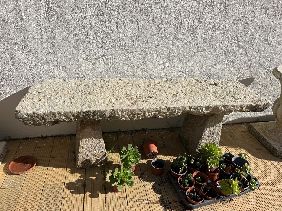Bancos e vasos de pedra calcário