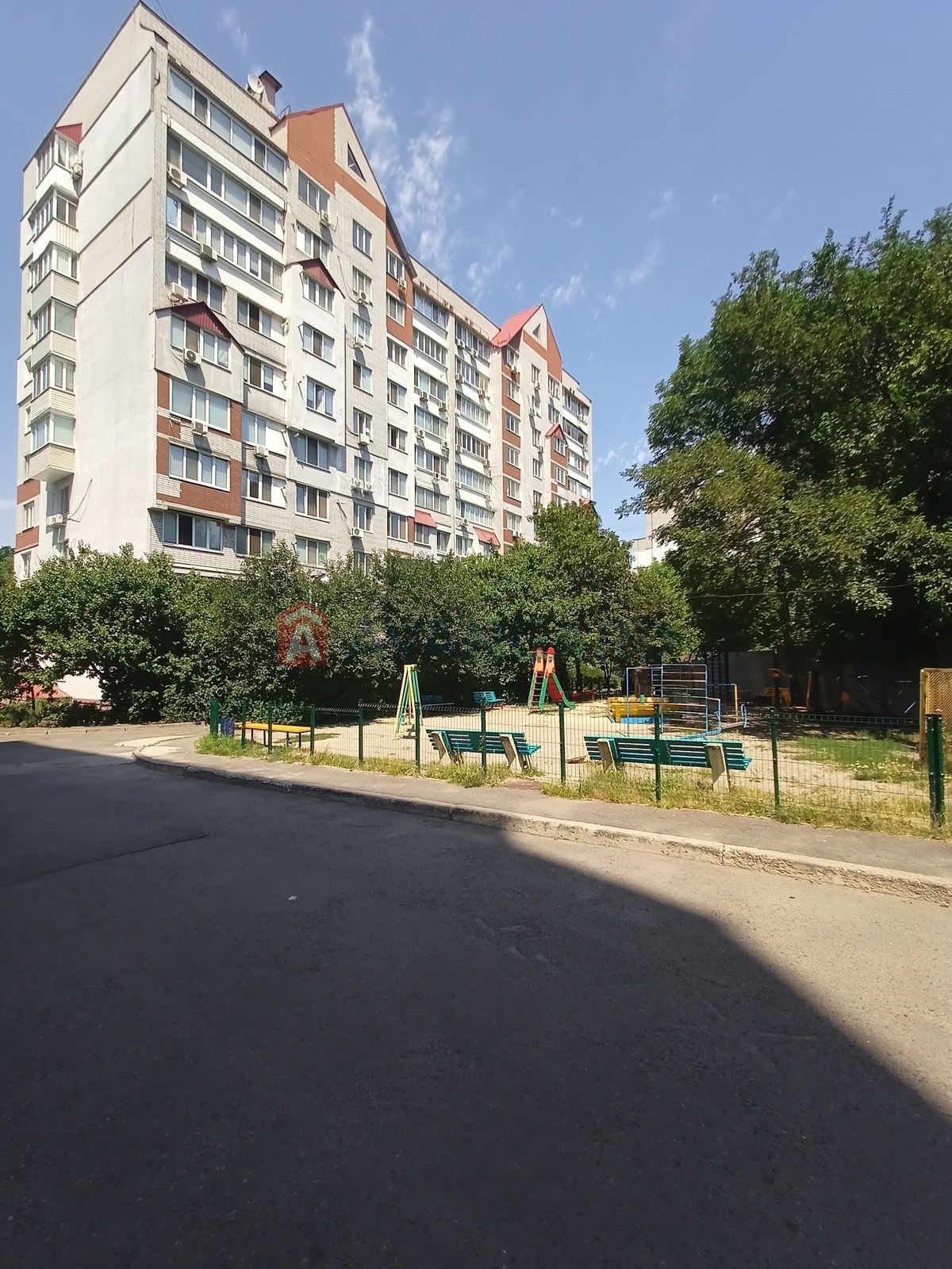 Продам 3 к.кв,вул. Богданова, індивідуальне газове опалення.