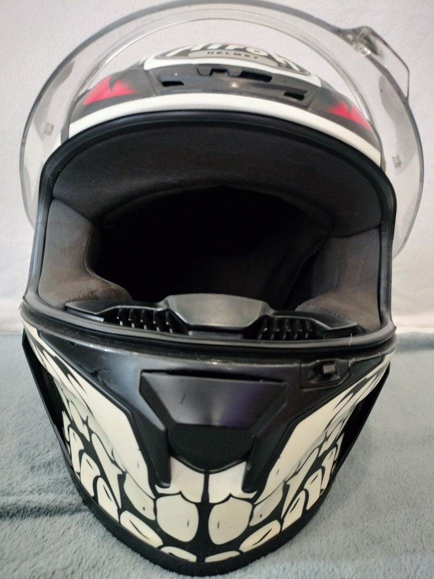 Capacete Airoh skull bones