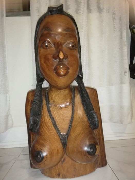 Arte africana muito bela lança e chapéu explorador