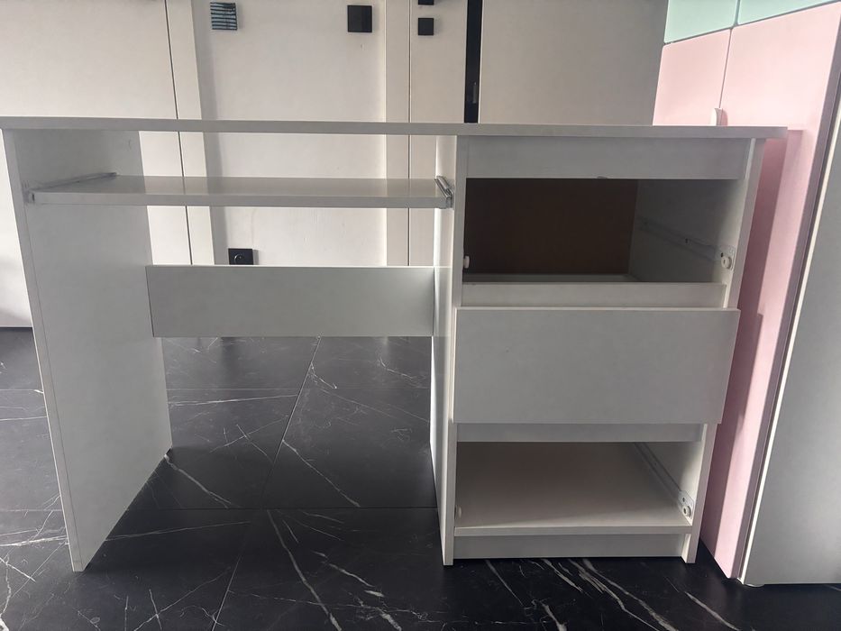 Biurko z 3 szufladami. 110x50