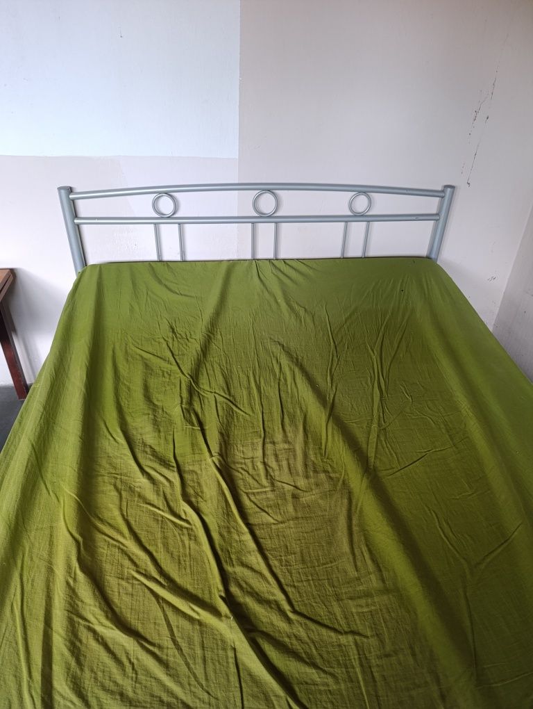 Łóżko z metalowym stelażem 140cm