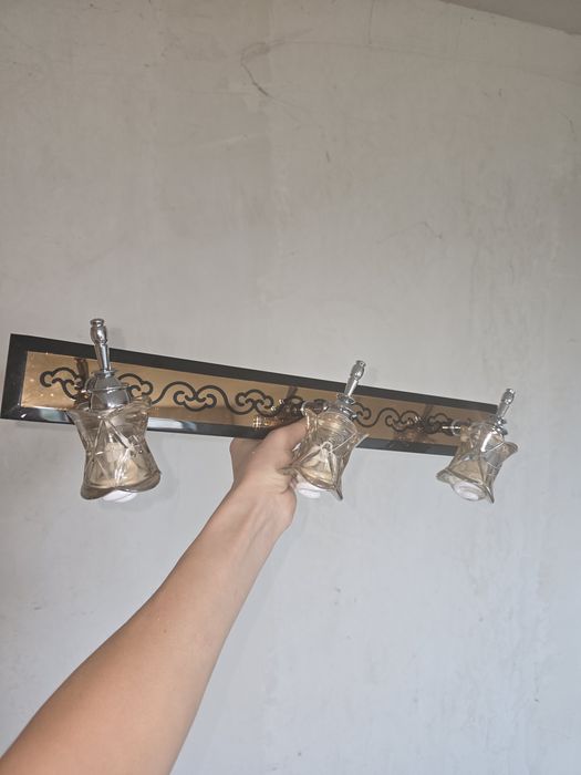 Бра настінне на 3 стекляних плафона