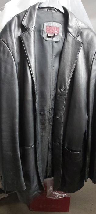 20€- Casacão de couro preto de homem