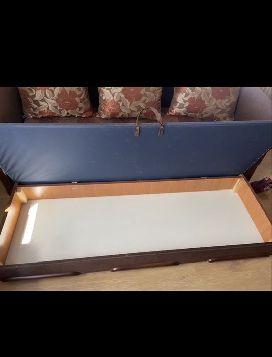 Wygodna rozkładana sofa z funkcją spania, posiada pojemniki na pościel