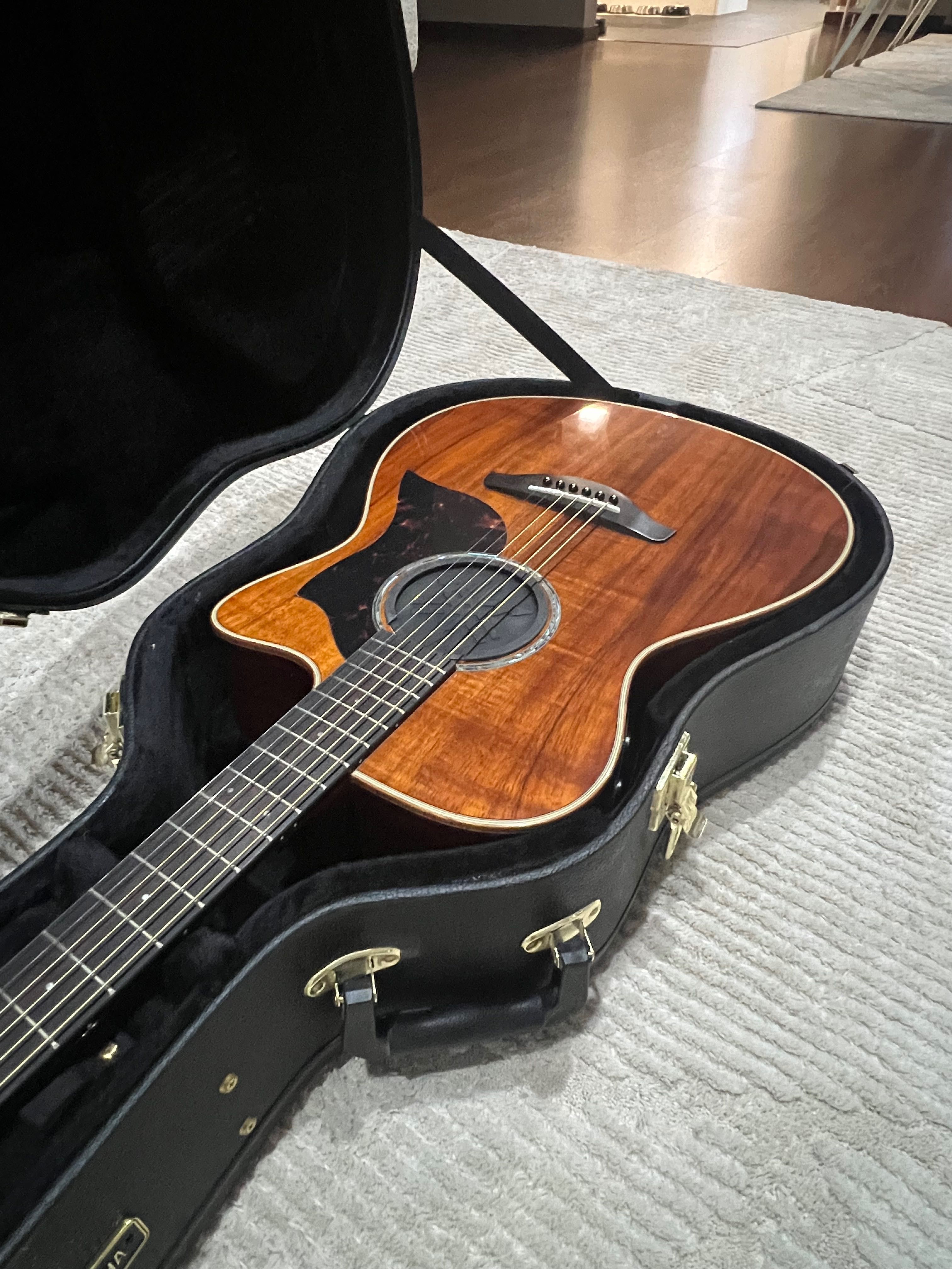 Guitarra nova - YAMAHA AC4K edição especial