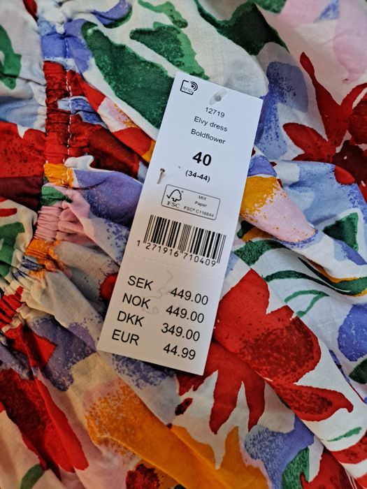 Śliczna sukienka damska duża.