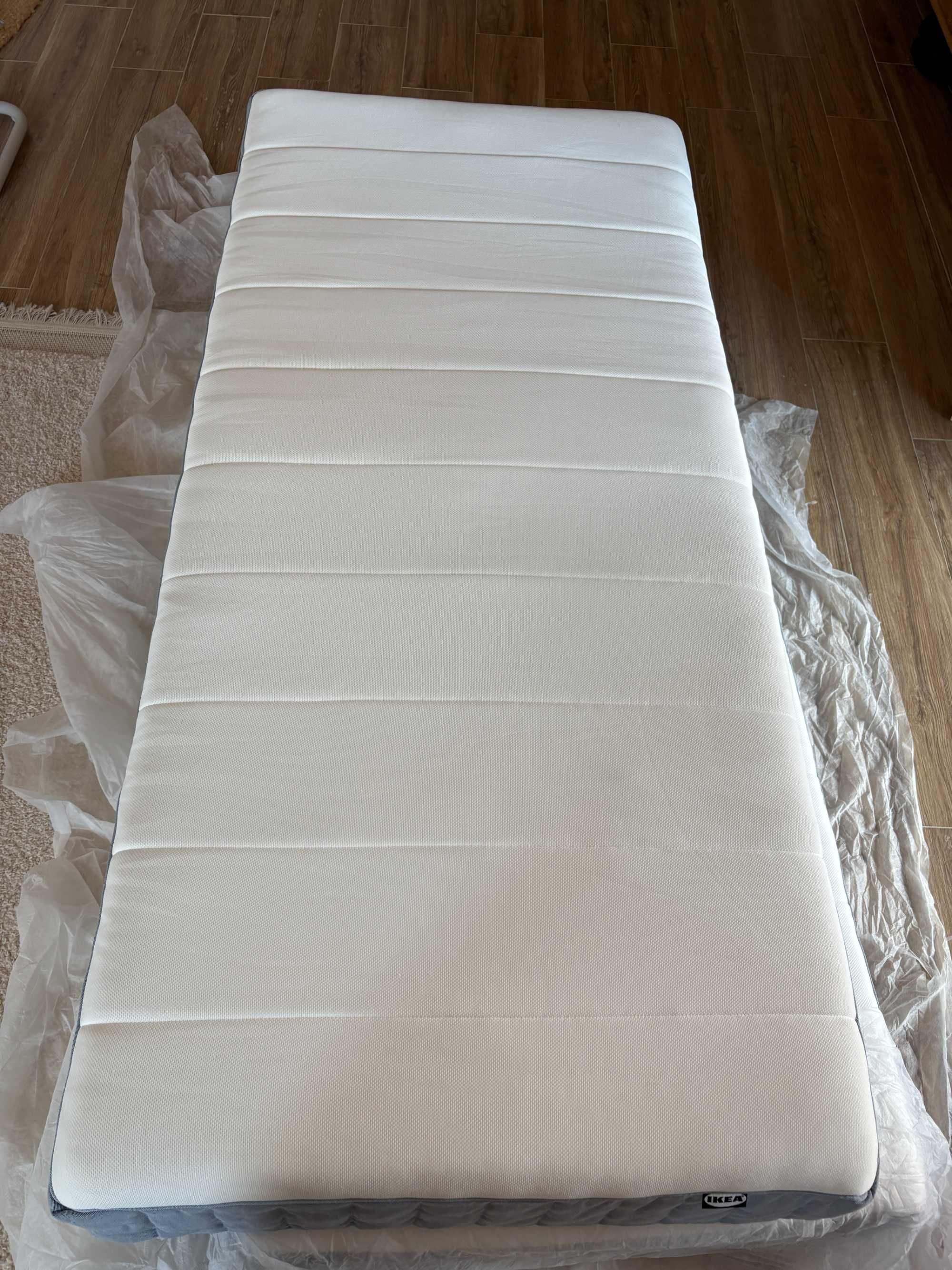 Vendo 2 colchões IKEA VESTERÖY (90x200, firme), praticamente novos.