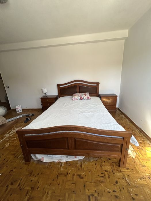 Cama de casal em madeira