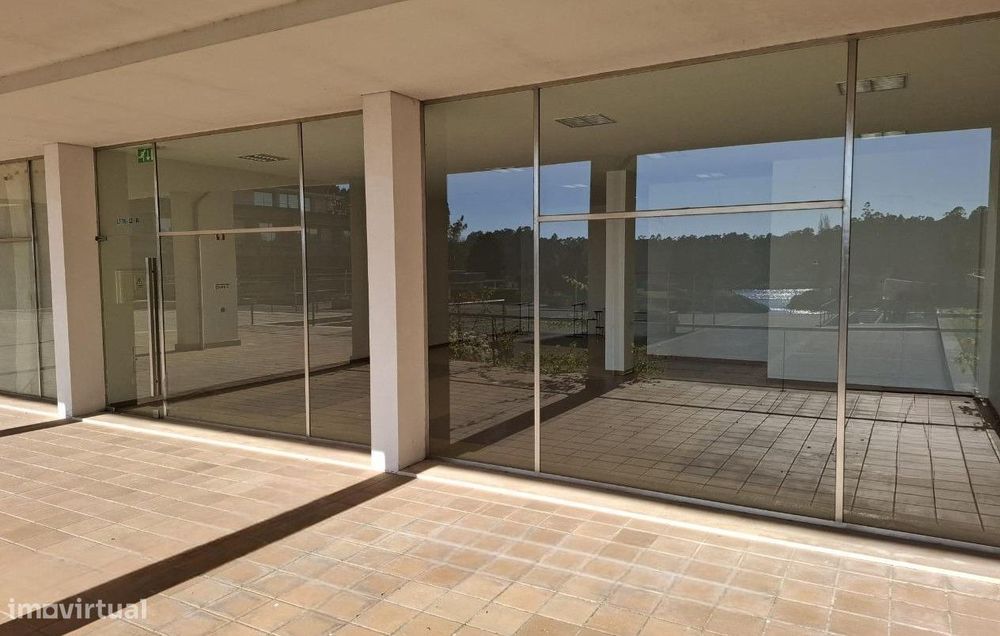 Quinta da Barca - Loja com 353 m2
