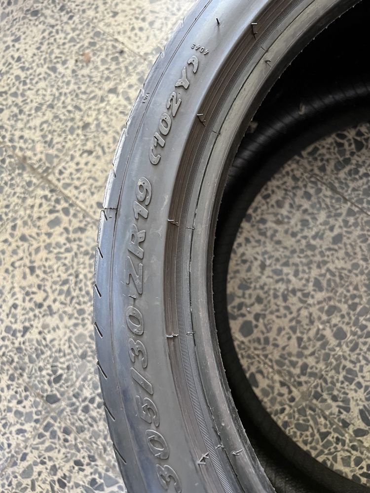 Pneus semi-novos 305/30R19