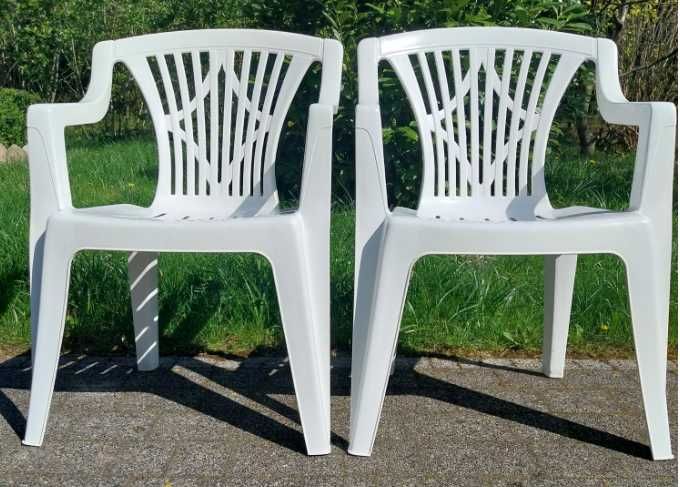 Dwa białe krzesła ogrodowe