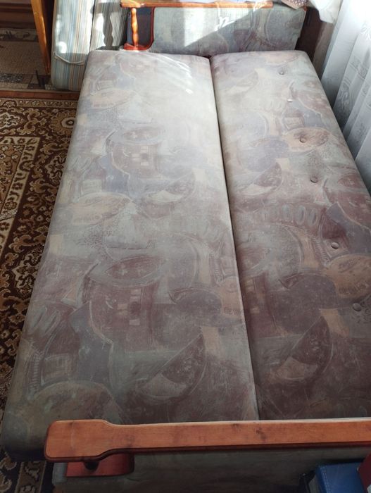 Диван-книжка. В гарному стані. Все ціле і робоче.