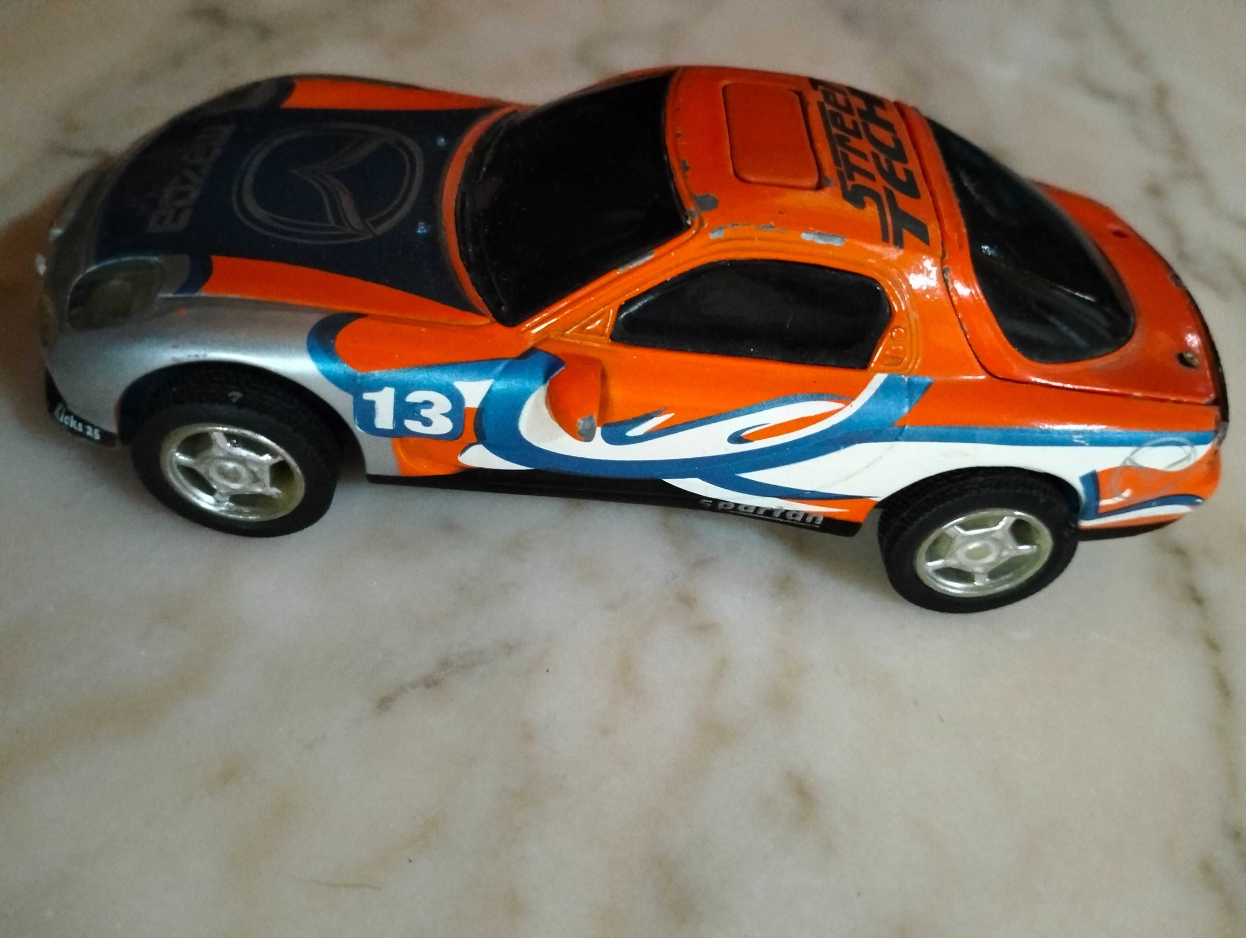Carrinho em ferro Mazda com 14cm