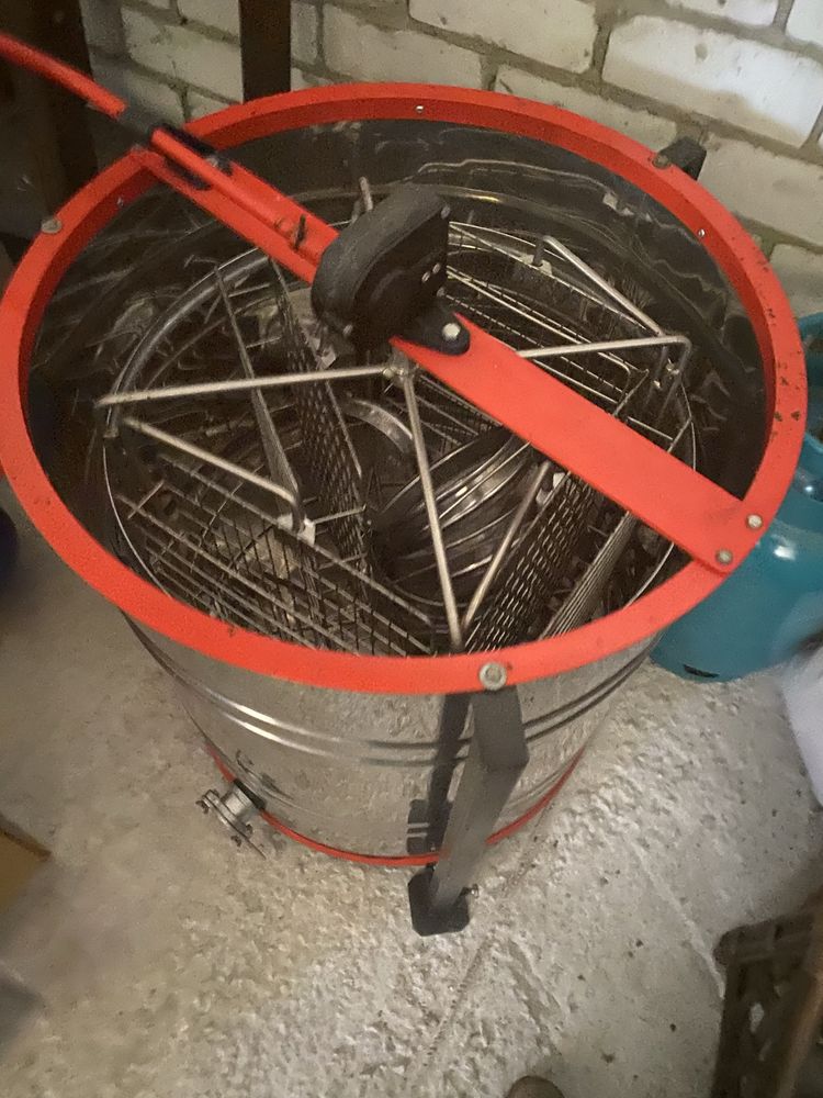 Продам 4х рамочную медогонку