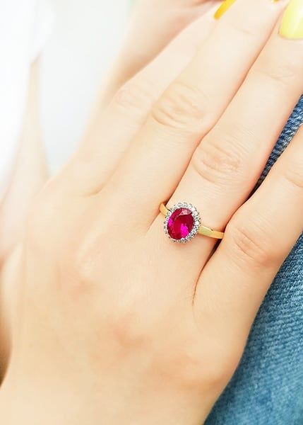 Złoty pierścionek z różowym oczkiem