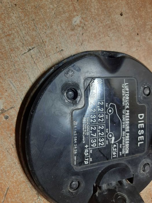 A1635842426 кришка лючок топливного паливного бака Мерседес МЛ w163