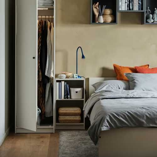 Cama casal com mesa de cabeceira e Guardaroupa